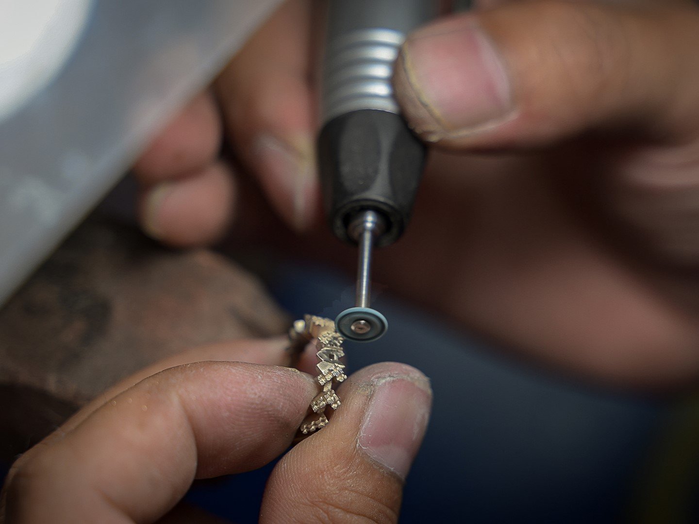 精湛工藝:珠寶製造各個方面的卓越品質 12 R28944-Grinding