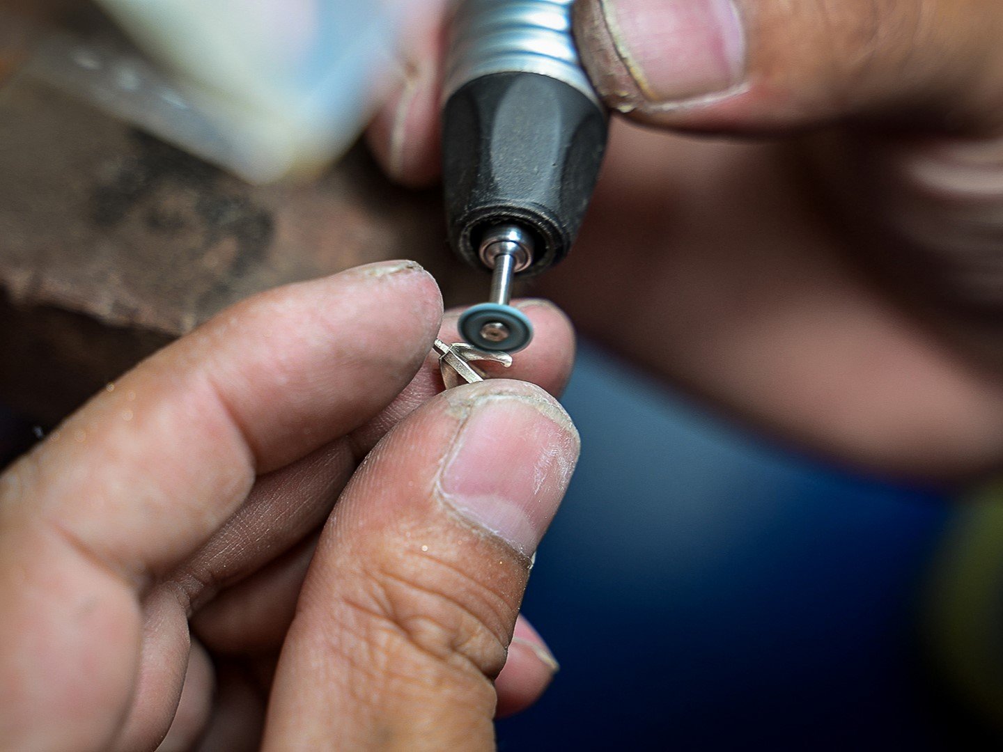 精湛工藝:珠寶製造各個方面的卓越品質 15 R28944-Grinding