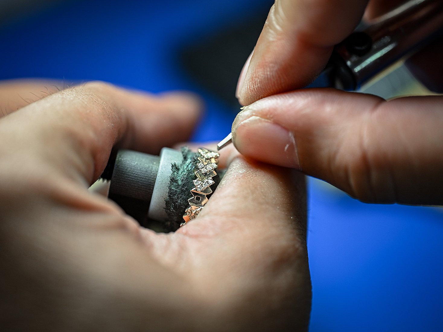 精湛工藝:珠寶製造各個方面的卓越品質 16 R28944-diamond setting-2