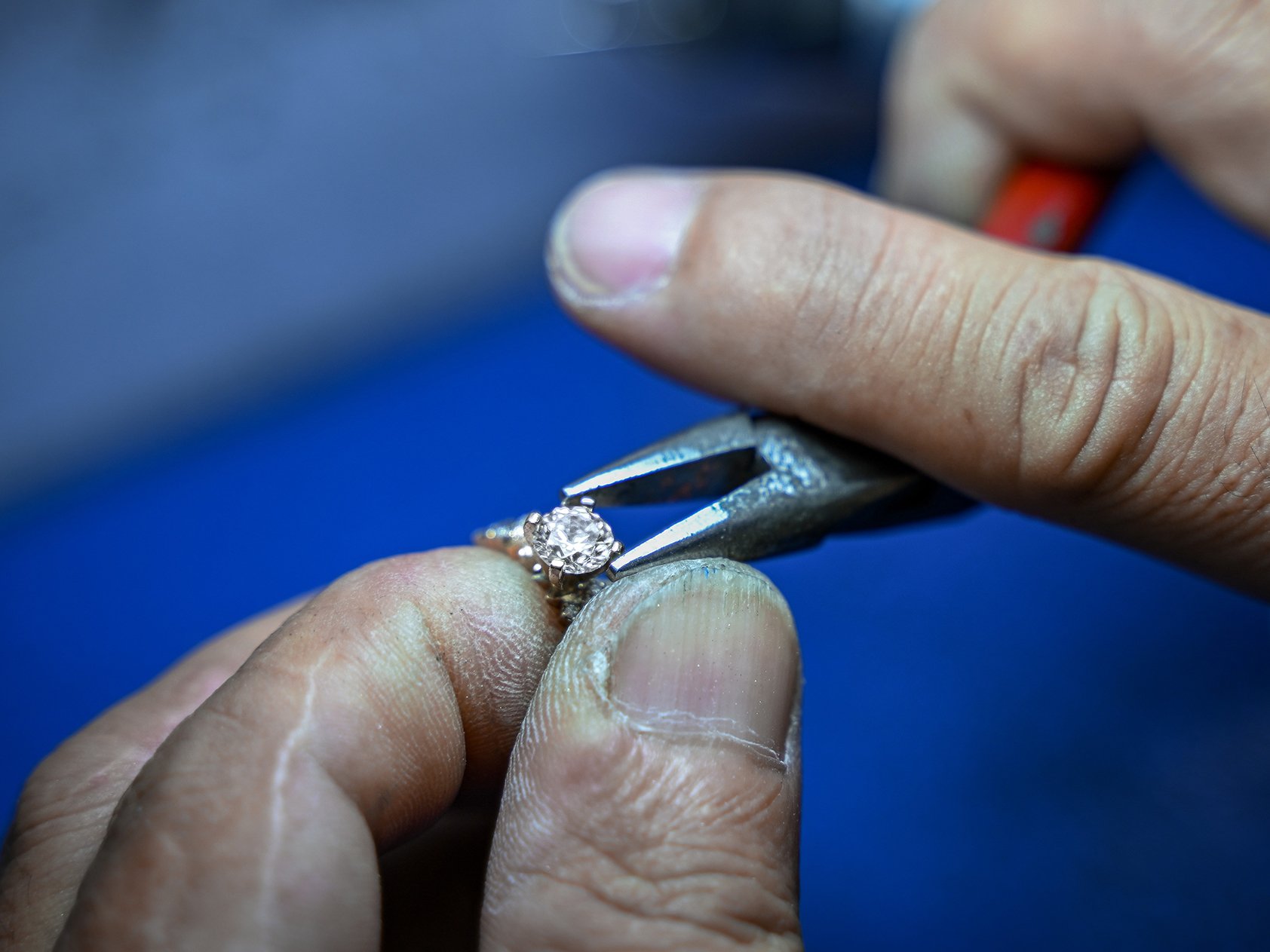 精湛工藝:珠寶製造各個方面的卓越品質 18 R28944-diamond setting