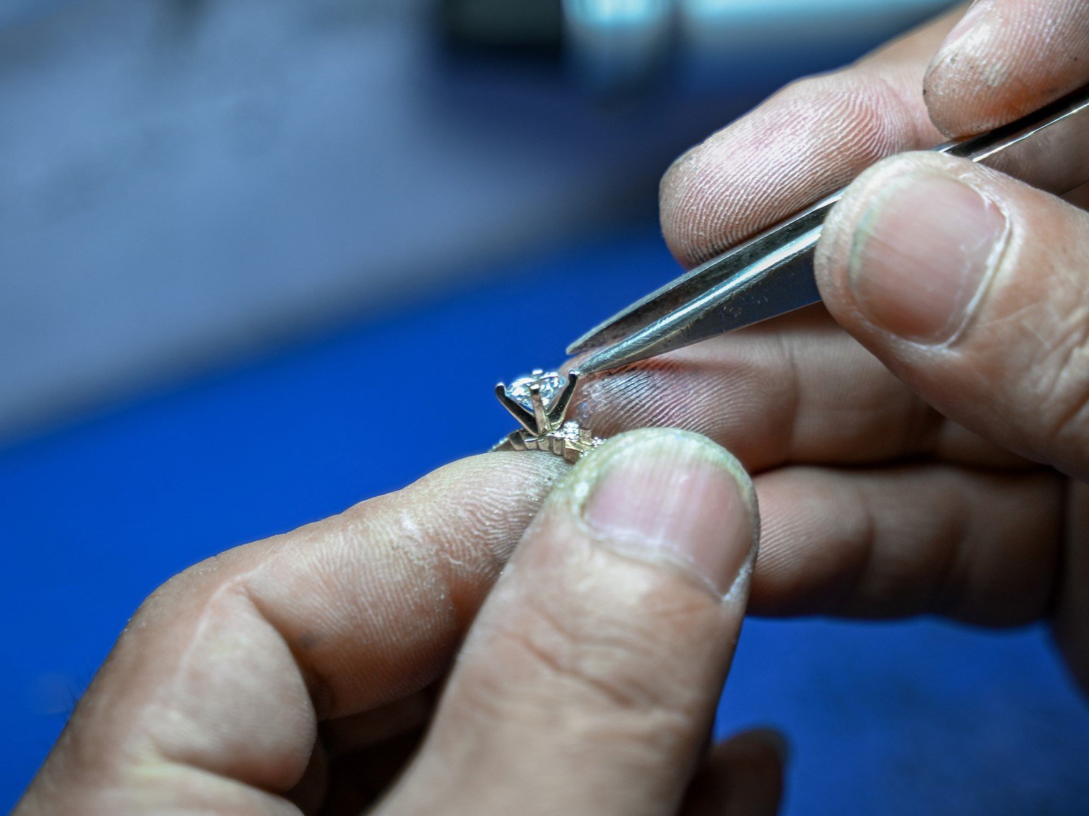 精湛工藝:珠寶製造各個方面的卓越品質 17 R28944-diamond setting-1