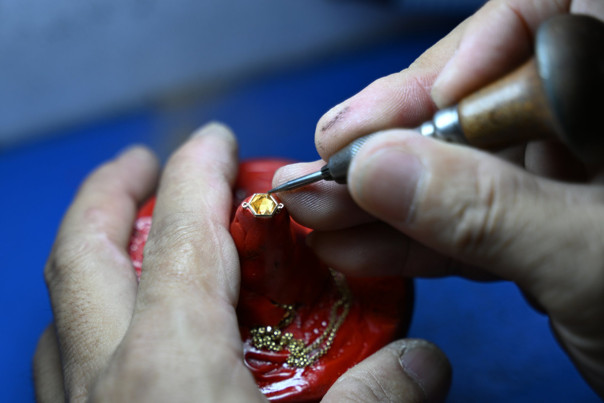 The Legacy of Parfum Returns: A Symphony of Elegance and Feminity 4 EJI is a Hong Kong based jewellery manufacturer specializing in diamond gold jewellery with over 30 years of experience providing bespoke, oem and wholesale serive etc