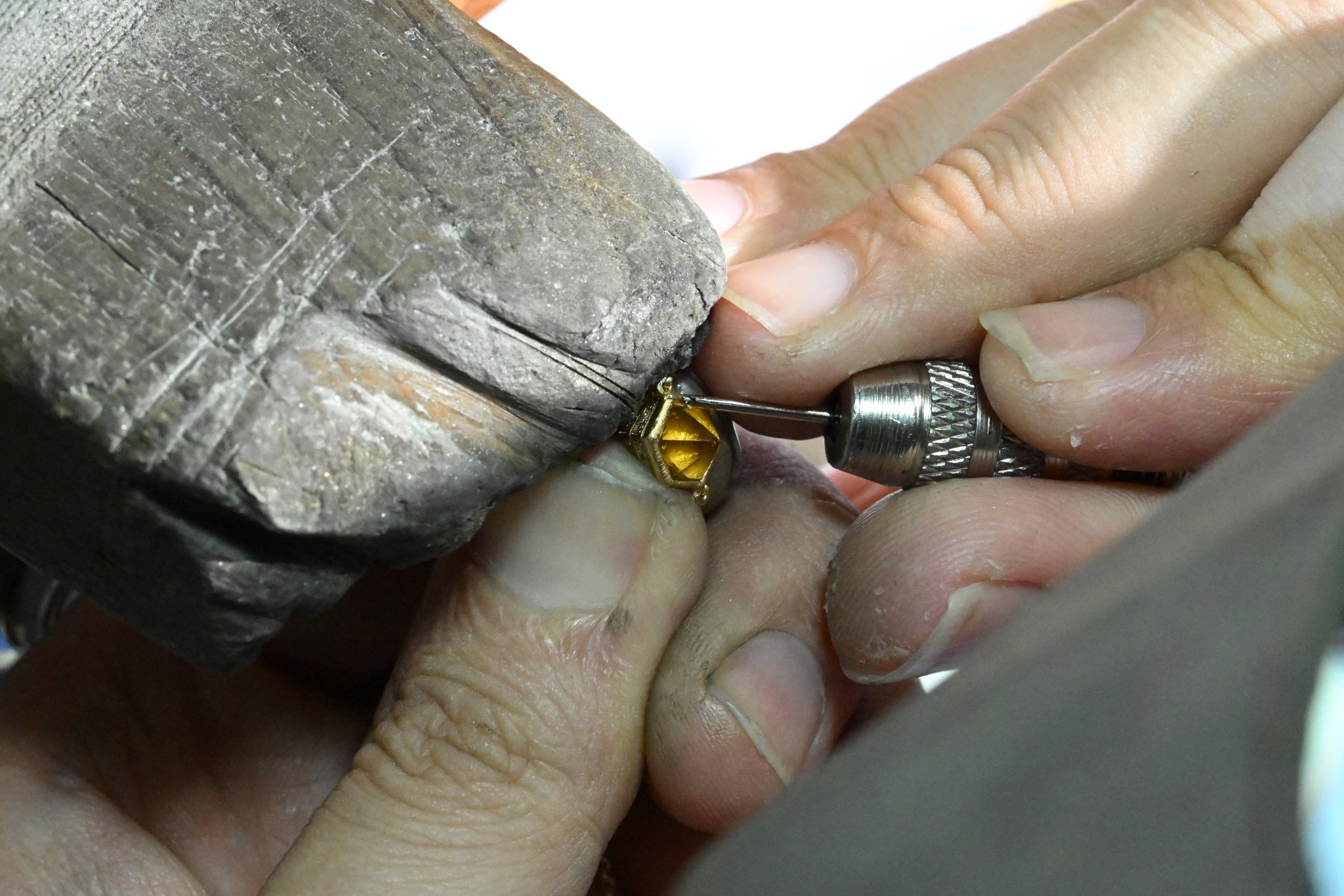 The Legacy of Parfum Returns: A Symphony of Elegance and Feminity 5 EJI is a Hong Kong based jewellery manufacturer specializing in diamond gold jewellery with over 30 years of experience providing bespoke, oem and wholesale serive etc