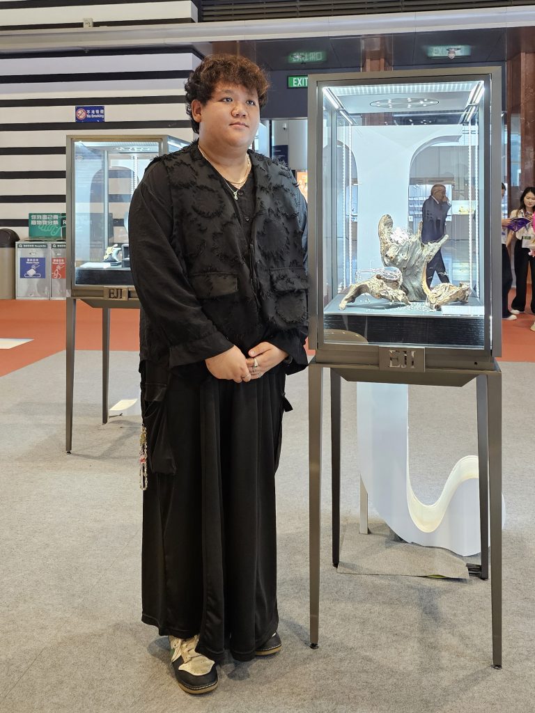 JGA 2025 Recap: A Different Kind of Sparkle from EJI 11 JGA 2025 - Snap Photos - Students taken pictures with their design work by media